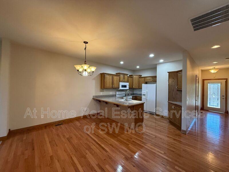 5611 N 17th St - Photo 3 of 10