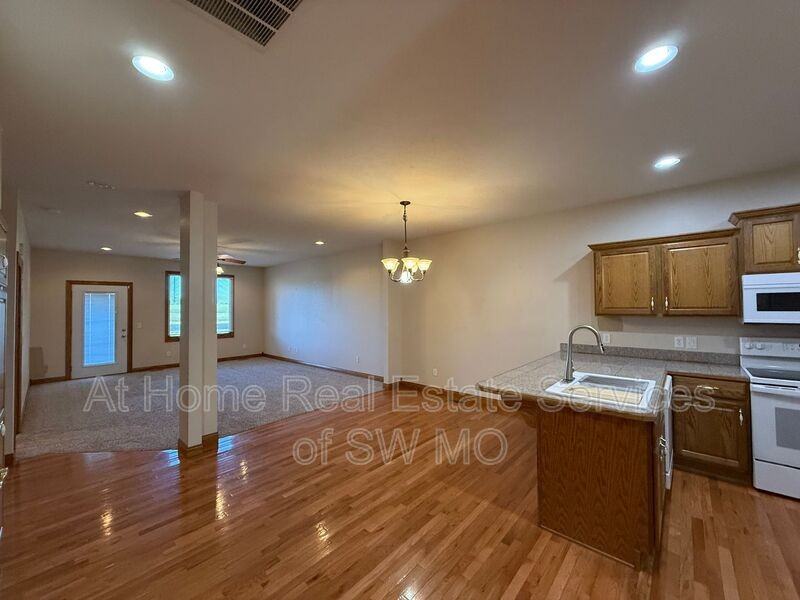 5611 N 17th St - Photo 4 of 10