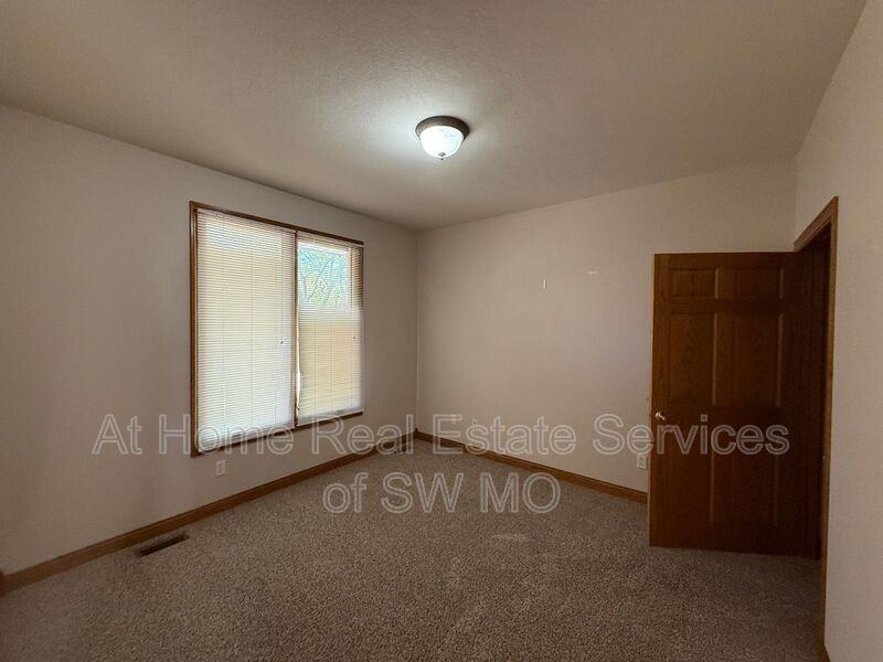 5611 N 17th St - Photo 5 of 10
