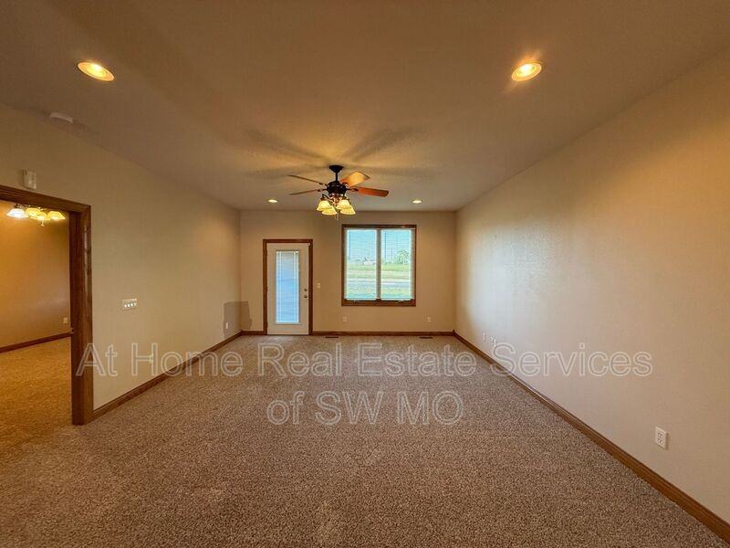 5611 N 17th St - Photo 6 of 10