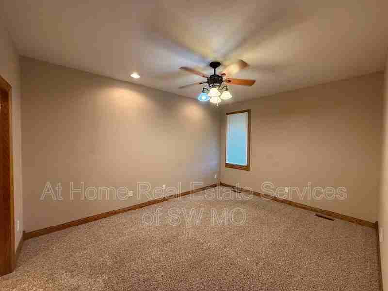 5611 N 17th St - Photo 7 of 10