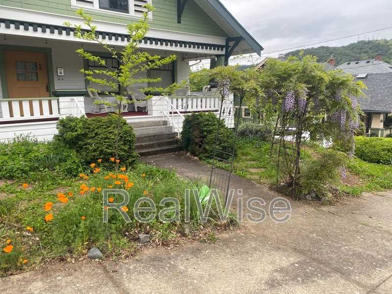 837 Se Blakeley Ave - Photo 2 of 13