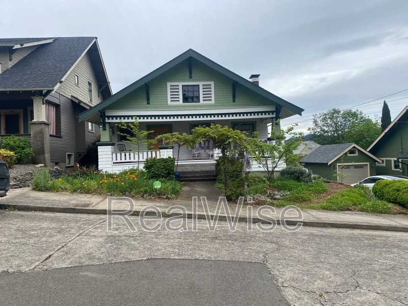 837 Se Blakeley Ave - Photo 3 of 13