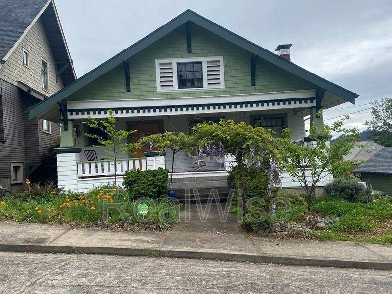 837 Se Blakeley Ave - Photo 4 of 13