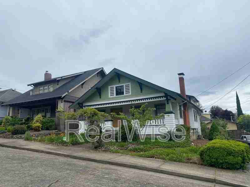 837 Se Blakeley Ave - Photo 5 of 13