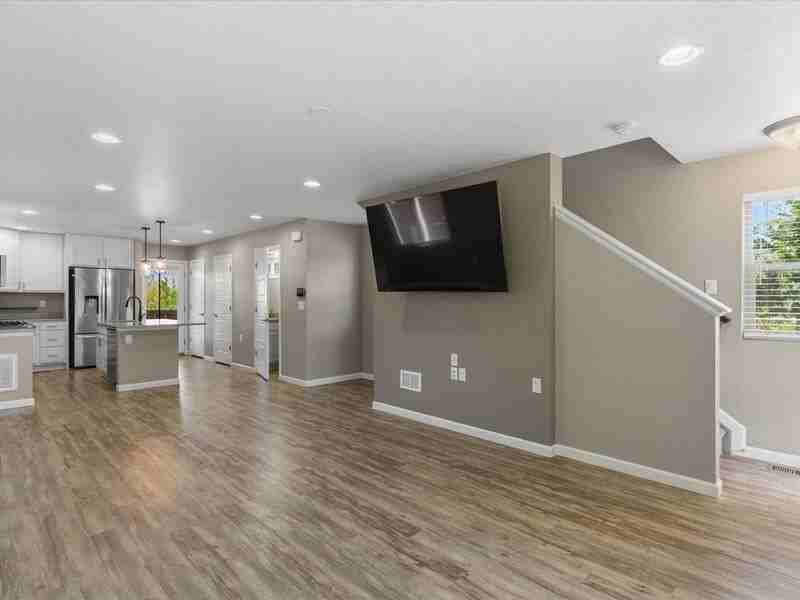 5873 Boston St - Photo 3 of 20