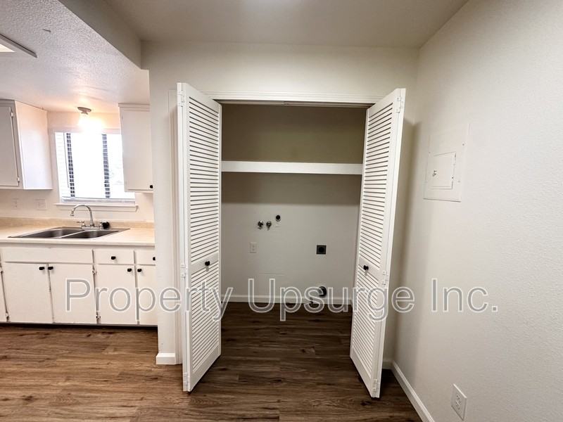 1529 Willis St - Photo 5 of 18