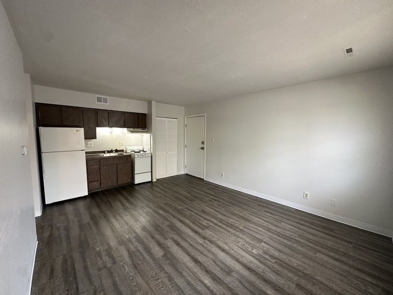 1460 Meadowview Dr #3 - Photo 3 of 10
