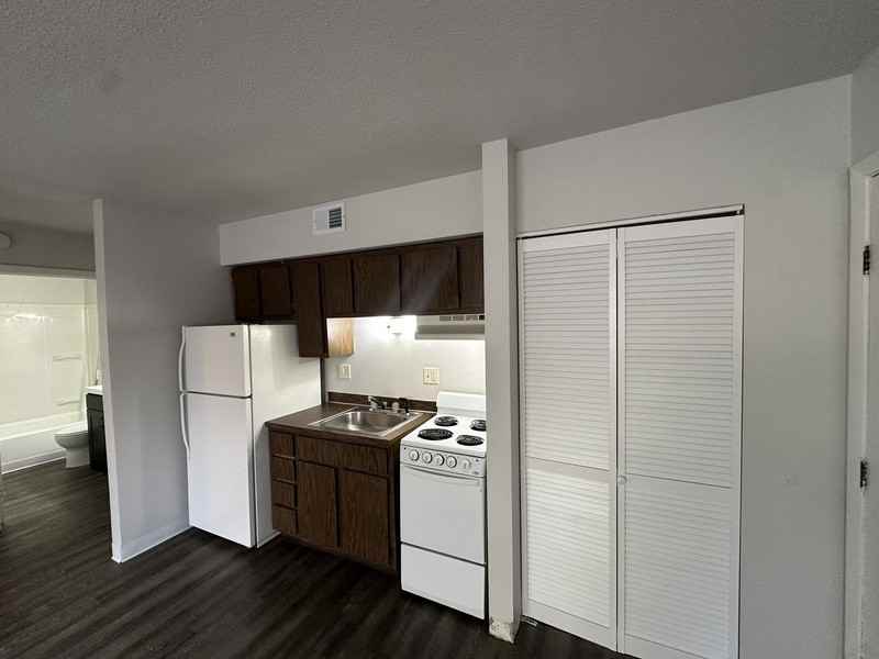 1460 Meadowview Dr #3 - Photo 4 of 10