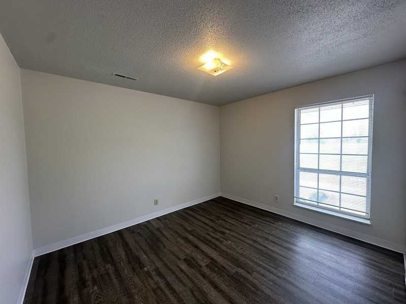1460 Meadowview Dr #3 - Photo 5 of 10
