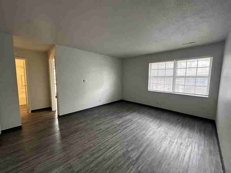 1460 Meadowview Dr #4 - Photo 2 of 9