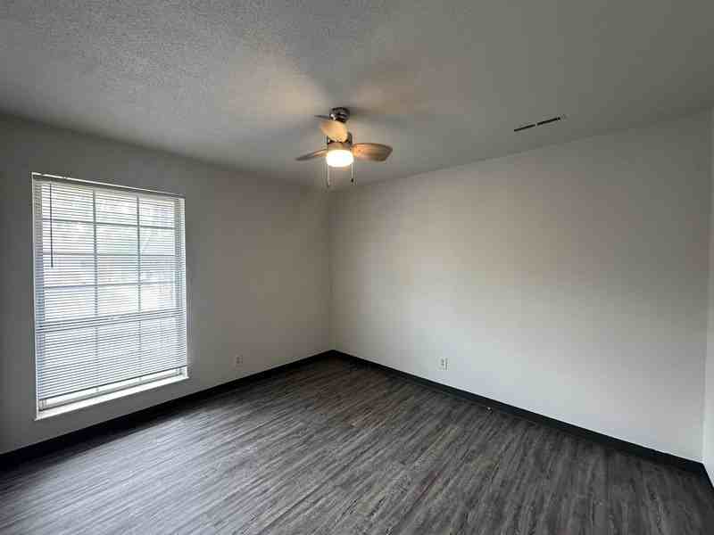 1460 Meadowview Dr #4 - Photo 4 of 9