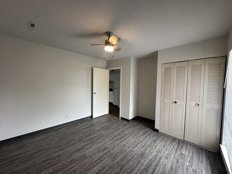 1460 Meadowview Dr #4 - Photo 5 of 9