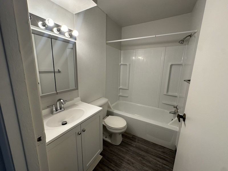 1460 Meadowview Dr #4 - Photo 6 of 9