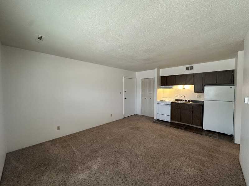 1460 Meadowview Dr #5 - Photo 3 of 10