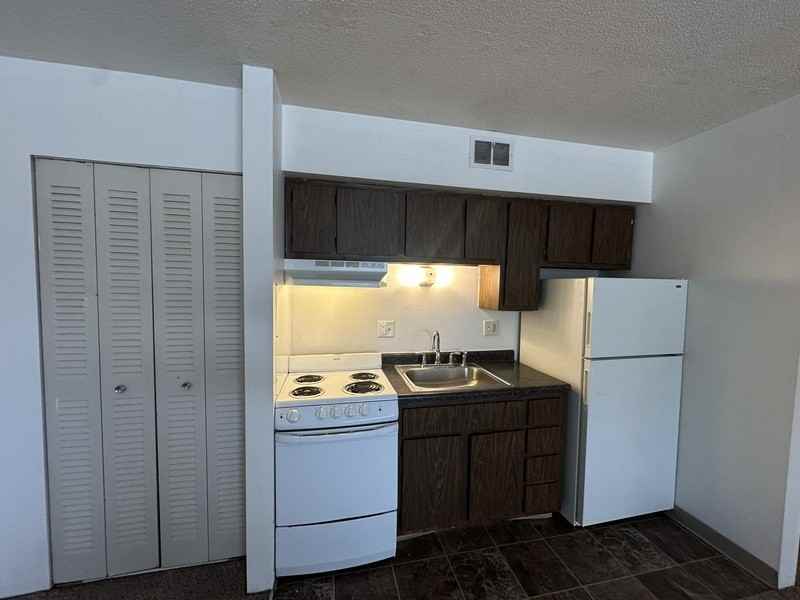 1460 Meadowview Dr #5 - Photo 4 of 10