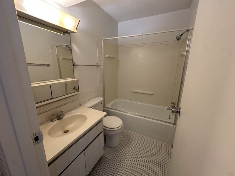 1460 Meadowview Dr #5 - Photo 7 of 10