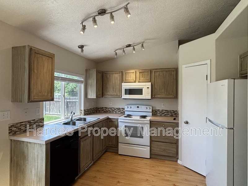2411 W Baystone Dr - Photo 2 of 20