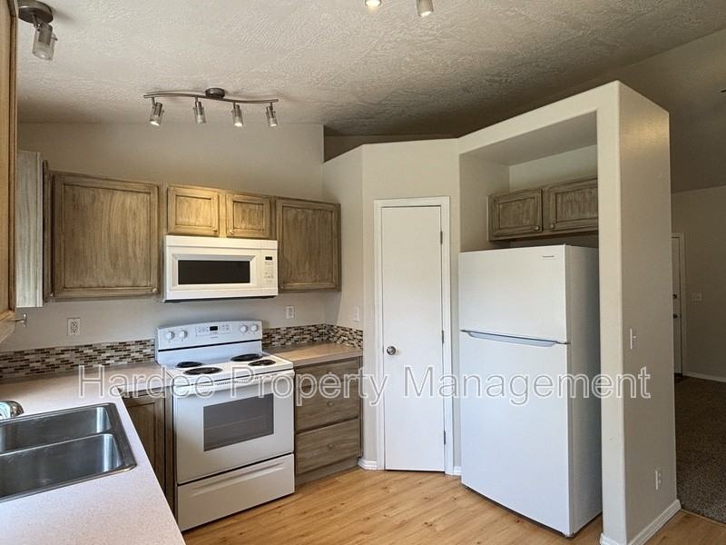 2411 W Baystone Dr - Photo 3 of 20