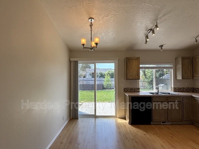 2411 W Baystone Dr - Photo 4 of 20