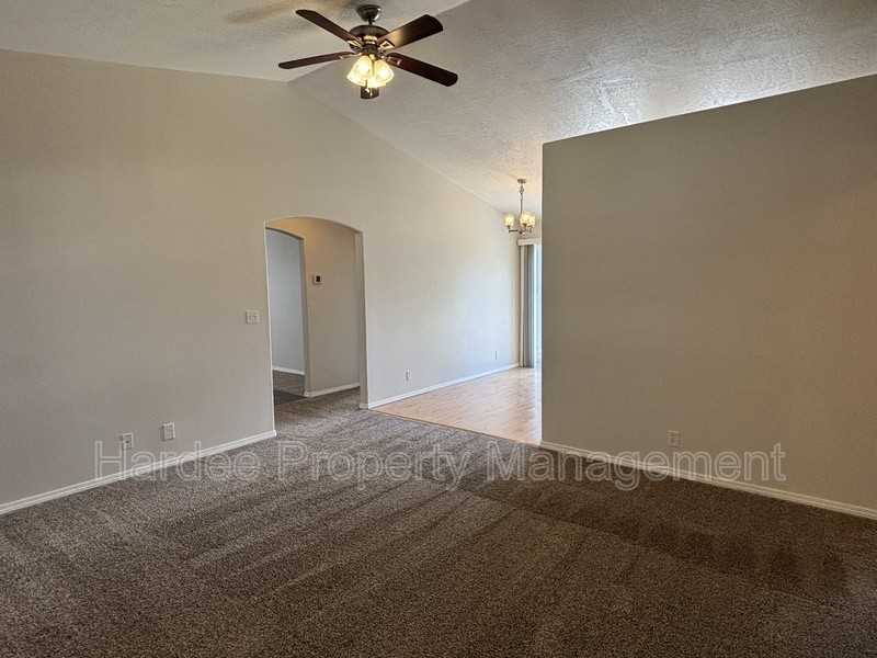2411 W Baystone Dr - Photo 6 of 20