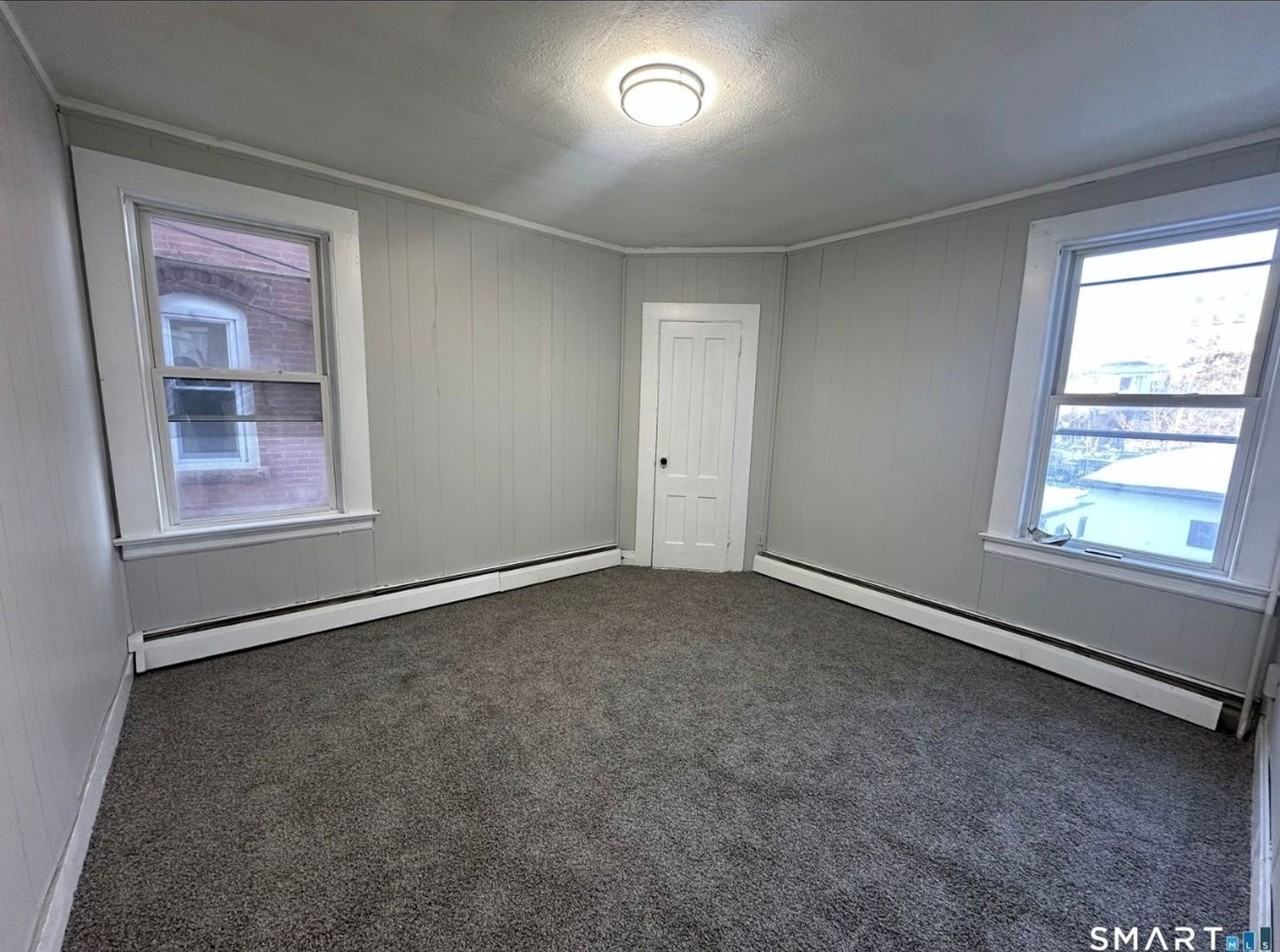 512 Broad St - Photo 4 of 9