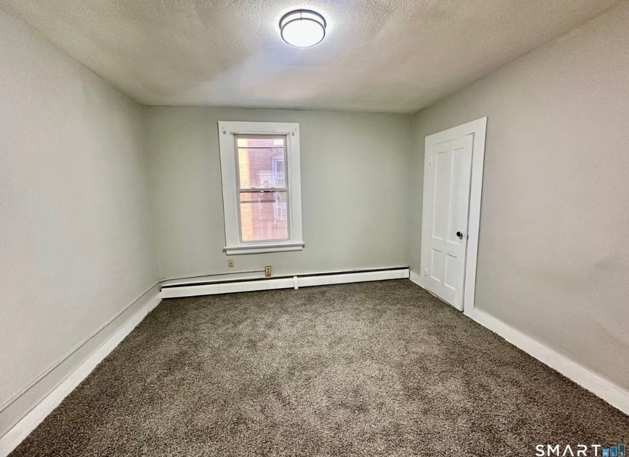 512 Broad St - Photo 5 of 9