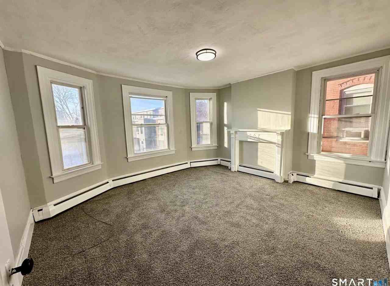 512 Broad St - Photo 7 of 9