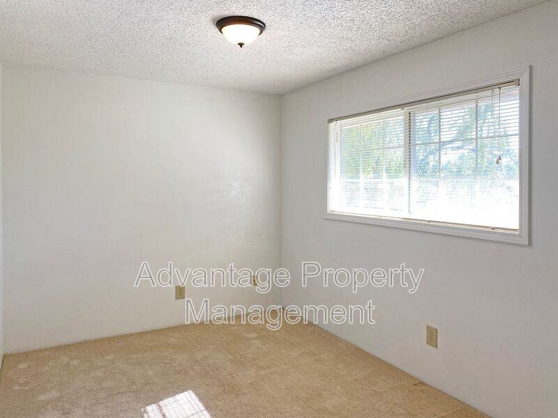 975 Nw Garfield Ave #1 - Photo 6 of 38