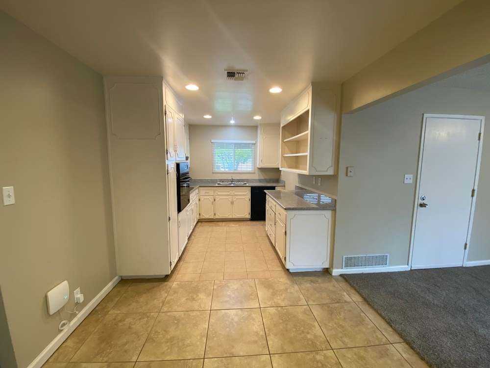 1337 Reserve Dr - Photo 2 of 9