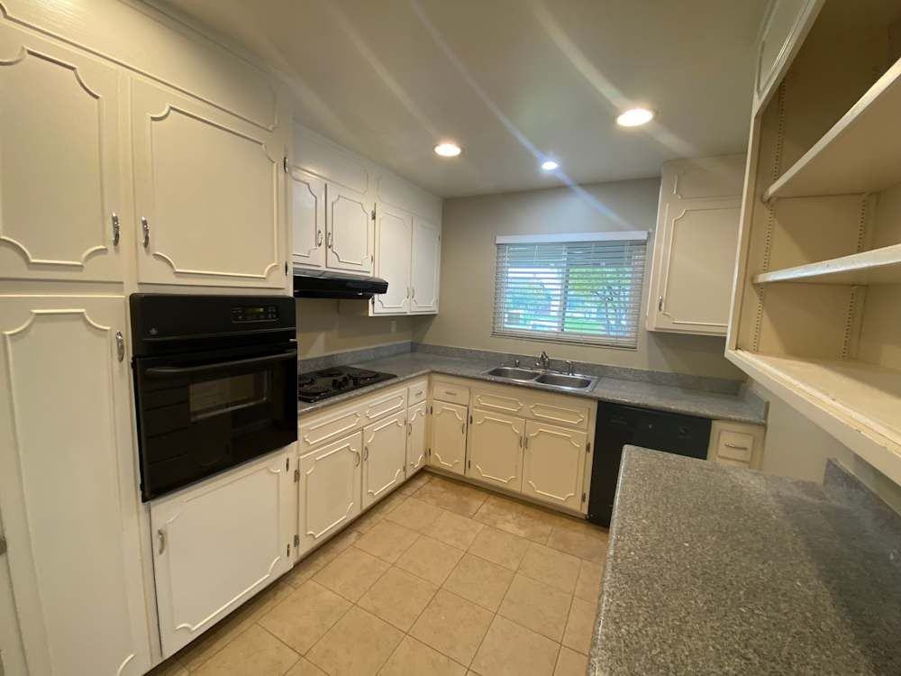 1337 Reserve Dr - Photo 6 of 9