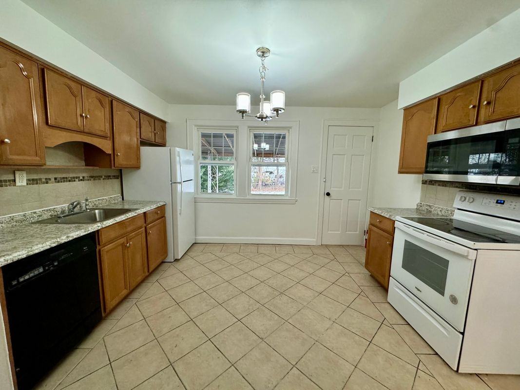 8 Plymouth St - Photo 3 of 36