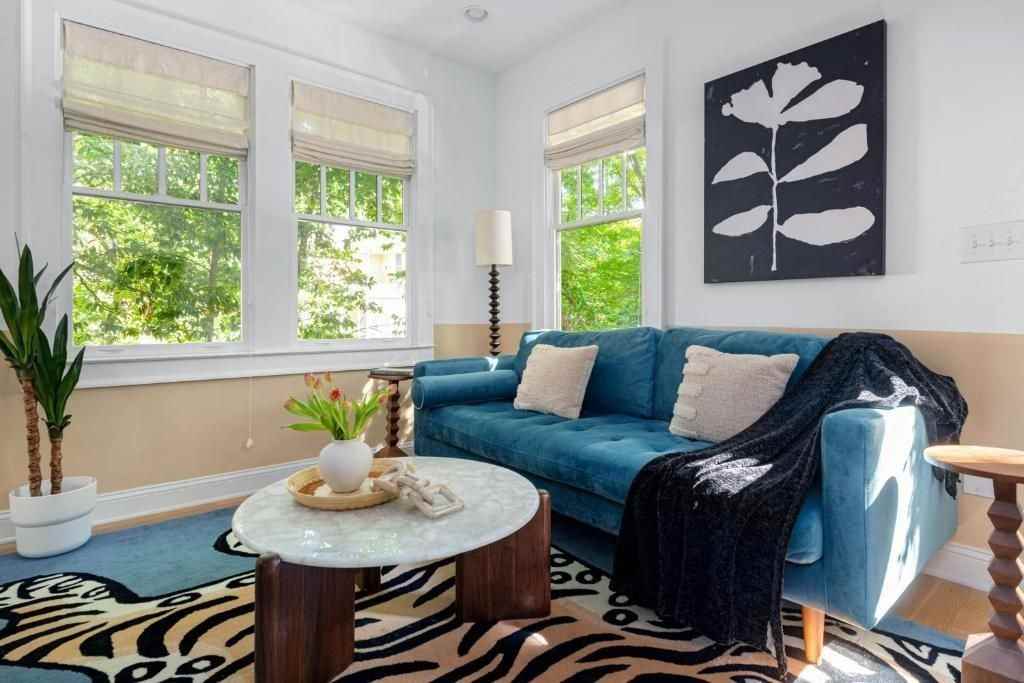 1054 Euclid Ave Ne ##Ch - Photo 4 of 30
