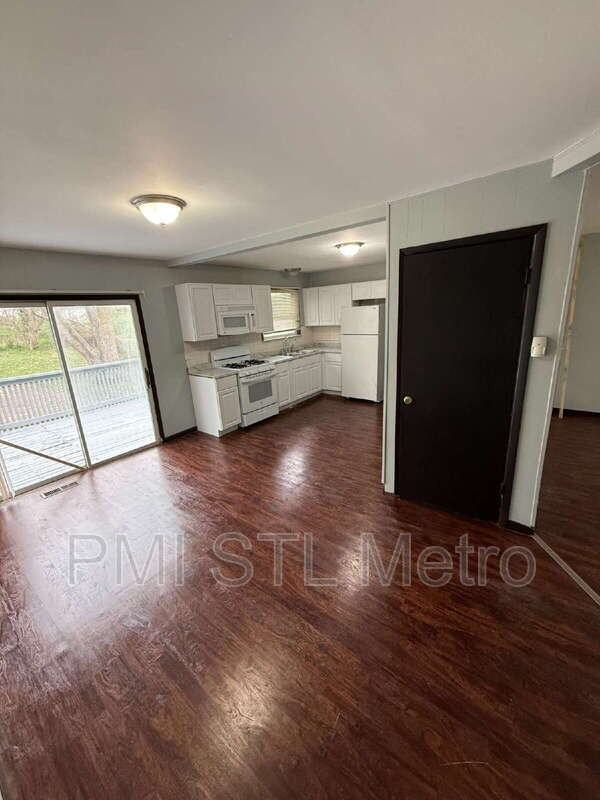 10421 Prince Dr - Photo 2 of 10
