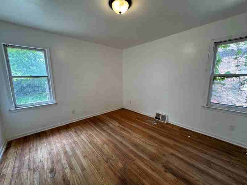 9927 Beaconsfield St - Photo 6 of 18