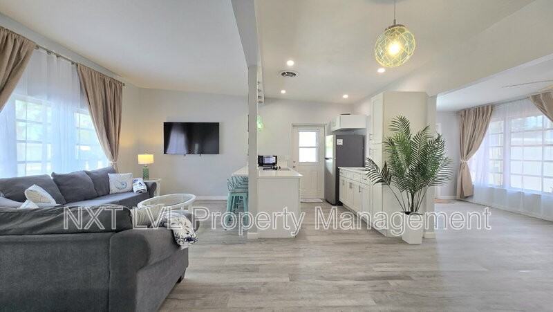 2348 Burton Ave - Photo 6 of 26