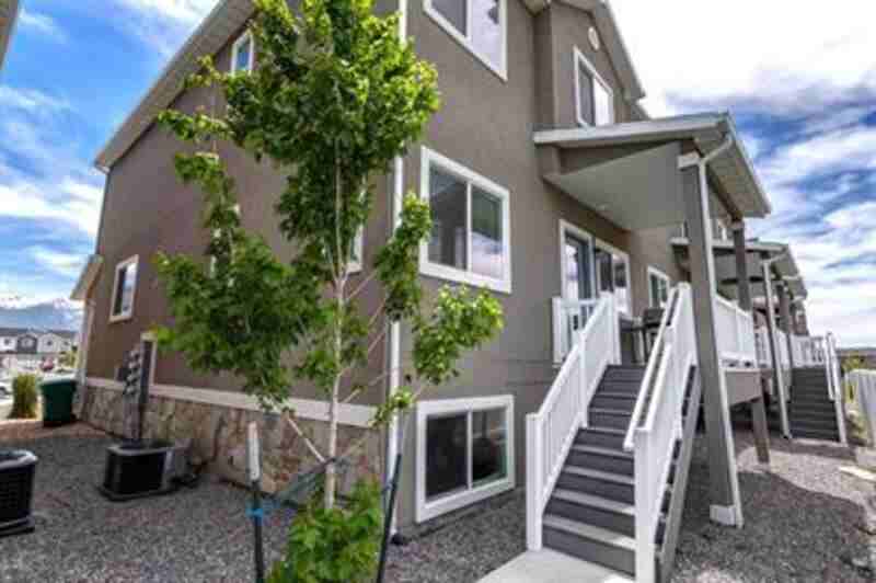 687 Sw - Photo 2 of 23