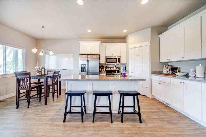 687 Sw - Photo 7 of 23