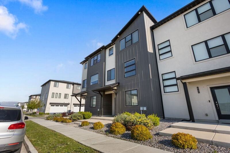 868 Westsouth - Photo 4 of 25