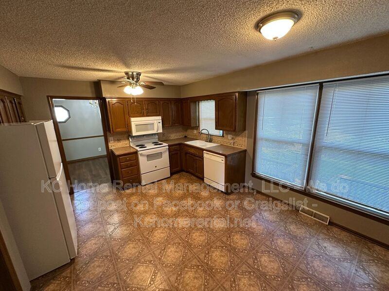 11012 W 72nd St - Photo 5 of 43