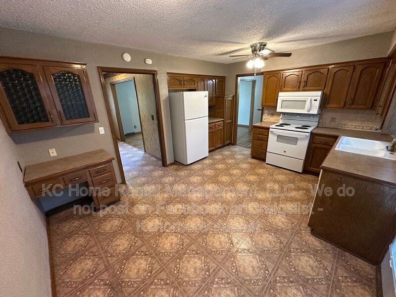 11012 W 72nd St - Photo 6 of 43