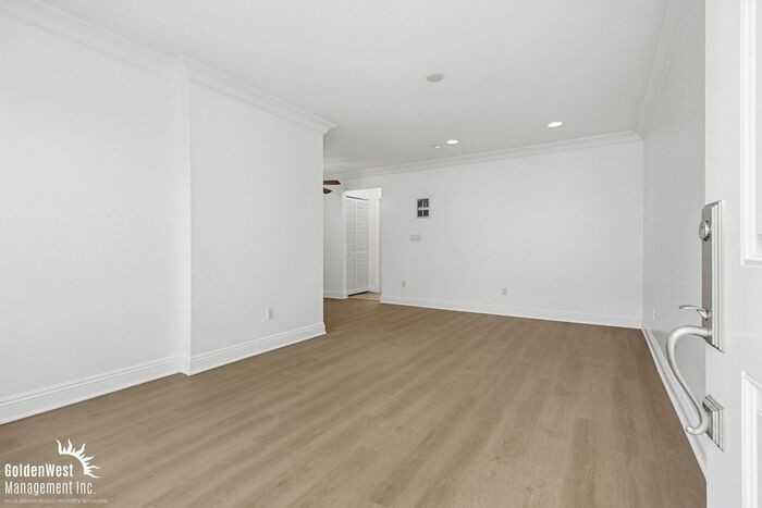 589 11th St #9 - Photo 4 of 20