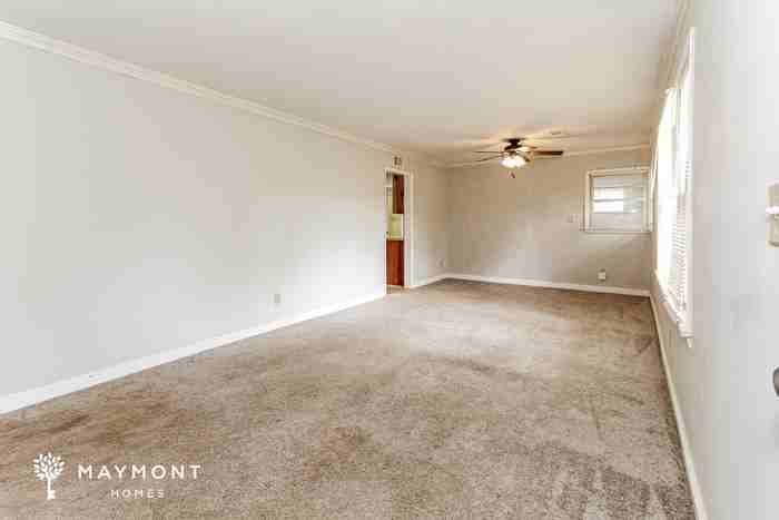 1007 Highpoint Rd - Photo 4 of 15