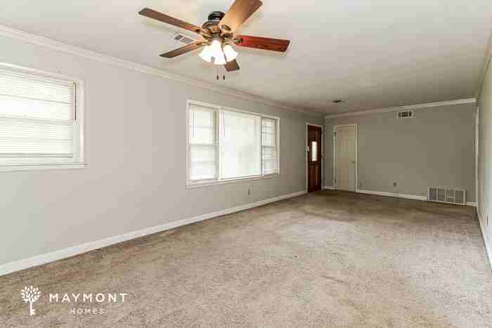 1007 Highpoint Rd - Photo 5 of 15