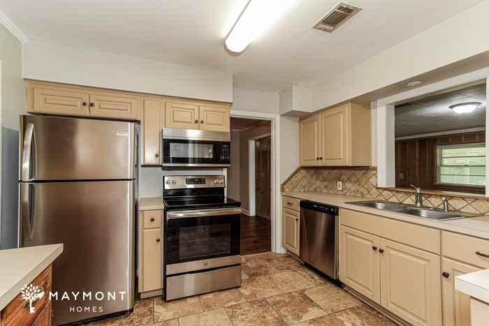 1007 Highpoint Rd - Photo 7 of 15