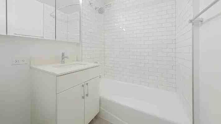 448 W 37th St #6E - Photo 6 of 10
