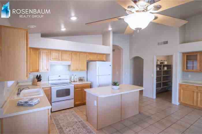 940 S Lafayette Dr - Photo 3 of 14