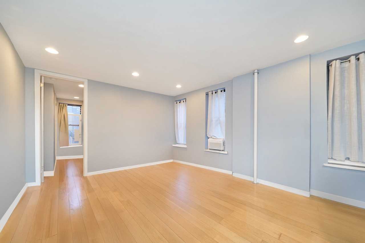 246 E 51st St #9 - Photo 2 of 9