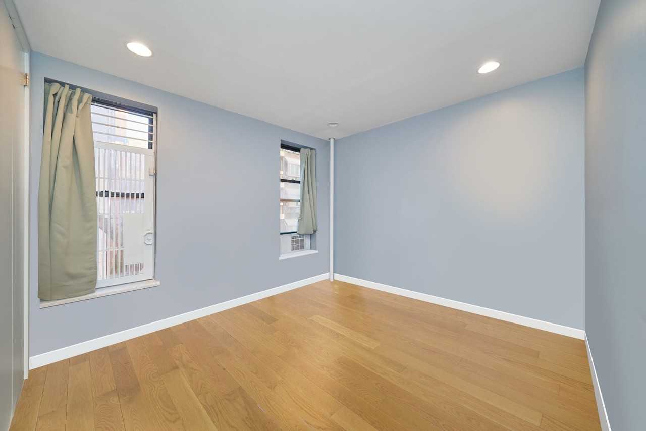246 E 51st St #9 - Photo 4 of 9
