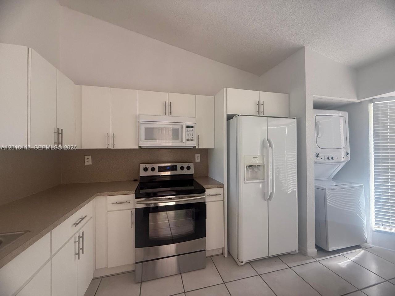 1004 San Remo Cir - Photo 7 of 27